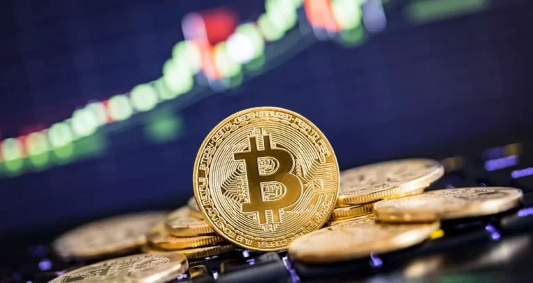 Alerta Vermelho: Bitcoin Despenca Mais de 5% e Amplia Perdas Semanais em Meio à Aversão ao Risco Global