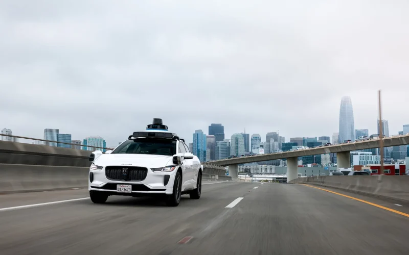 Califórnia Define Novas Regras para Robotáxis: Como Multar um Carro Autônomo e o Impacto na Indústria