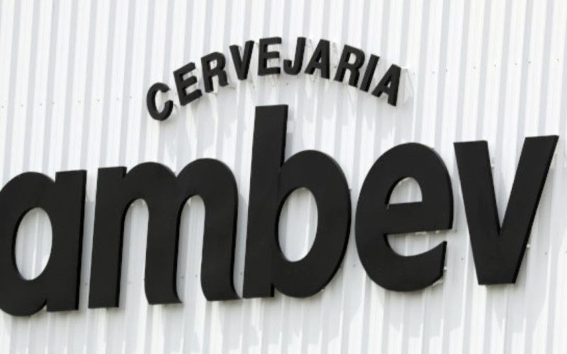 Ambev (ABEV3): Copa do Mundo e Feriados em 2026 Disparam Ações e Preveem Lucros Recordes para a Gigante das Bebidas