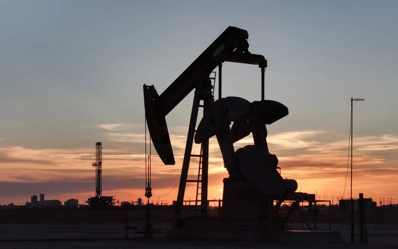 Estoques de Petróleo nos EUA: Queda Surpreende e Sinaliza Mudanças no Mercado de Energia