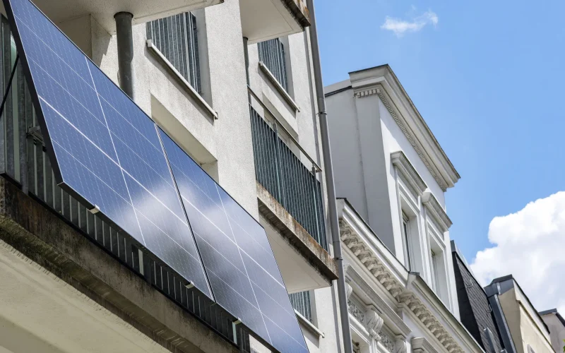 Revolução Solar de Varanda Chega aos EUA: Economia e Energia Limpa para Todos os Lares