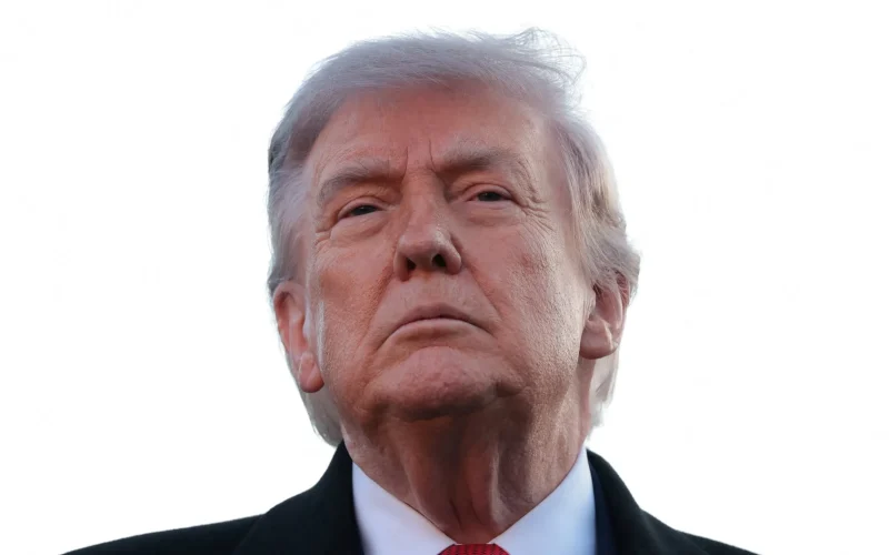 Trump Afirma Cessar-Fogo Ativo Após Troca de Tiros em Ormuz, Mas Tensão Persiste na Rota do Petróleo