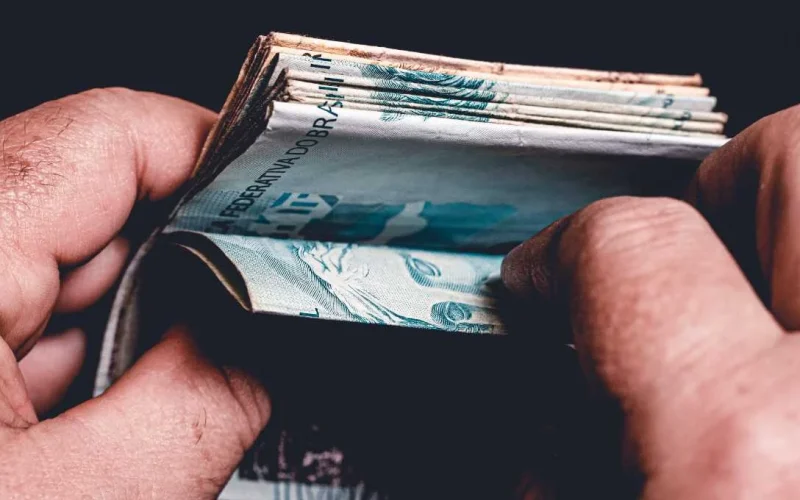 Renda do Trabalho Dispara em 2025: O Fim da Era dos Benefícios Sociais como Principal Fonte de Renda no Brasil?