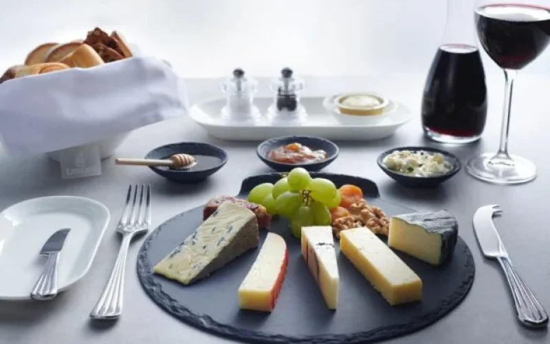 De Caviar a Dom Pérignon: O Luxo Gastronômico nas Primeiras Classes Aéreas e Seus Impactos no Mercado