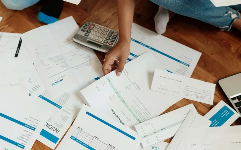 Novo Desenrola: Juros Altos e Spreads Bancários Disparam Endividamento Familiar no Brasil