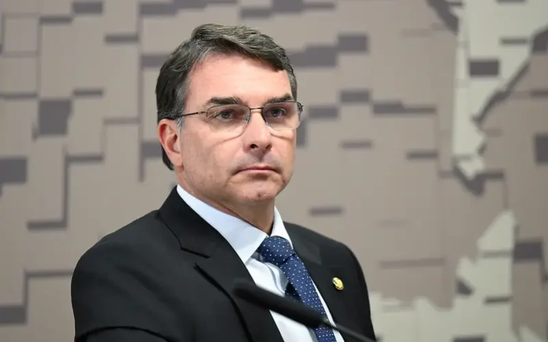 Flávio Bolsonaro: Fim da Reeleição e Mandatos de 8 Anos em Debate Econômico e Político