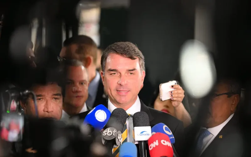 Flávio Bolsonaro e o Jogo de 8 Anos: Mudança de Rota ou Estratégia Eleitoral para Ampliar Base?