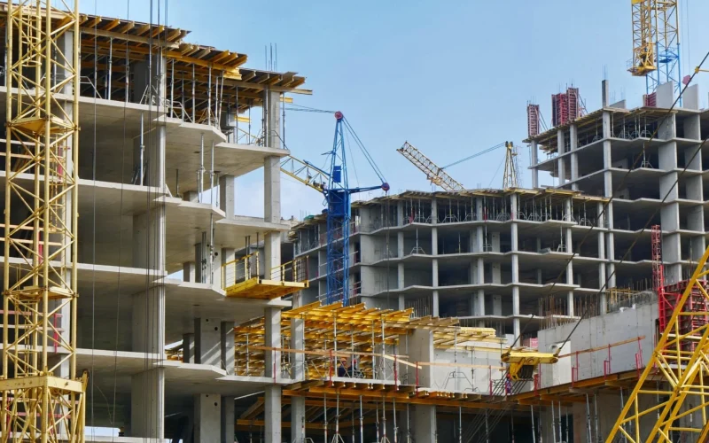 Guerra no Irã Dispara Custos na Construção Civil: Imóveis e Aluguéis Mais Caros em 2024