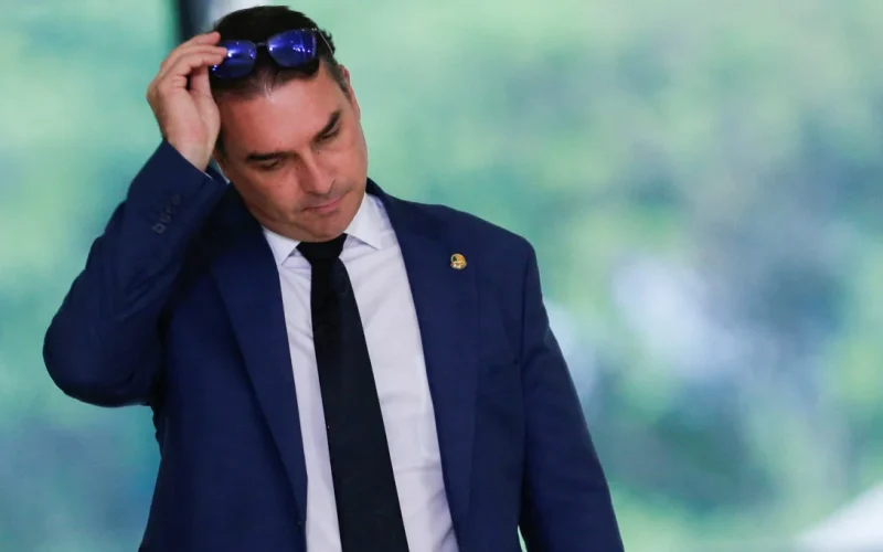 Áudio Revela Flávio Bolsonaro Cobrando Pagamentos Milionários de Banqueiro para Filme de Jair Bolsonaro: Entenda o Caso