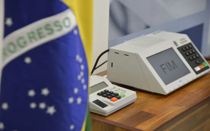 Fake News Eleitorais: Urnas Eletrônicas Sob Ataque e o Impacto na Confiança do Voto Brasileiro