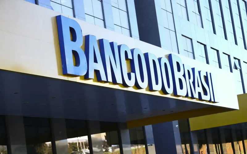 Lucro do Banco do Brasil despenca 54% em 2026: Crise no agro aperta contas e reverbera em projeções futuras