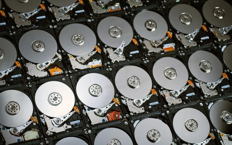 Malware em HDs: 30 TB e 31 PB de dados criminosos equivalem a quantas torres Eiffel empilhadas?