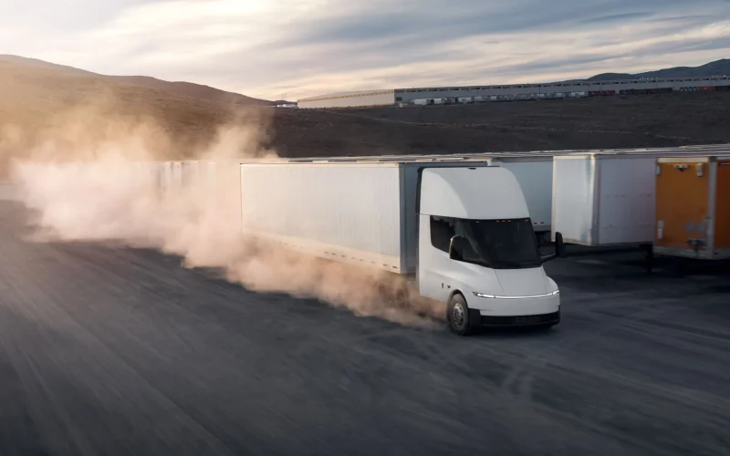 Tesla Semi Chega à Produção em Massa: Revolução Elétrica nos Caminhões Pesados ou Aposta Arriscada?