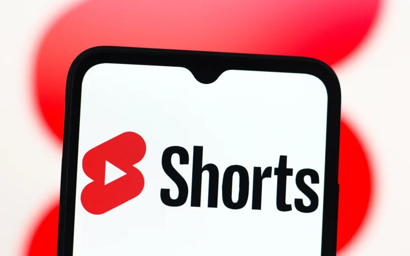 YouTube Shorts na TV: 2 Bilhões de Horas Mensais Revelam Nova Fronteira para Criadores e Investidores