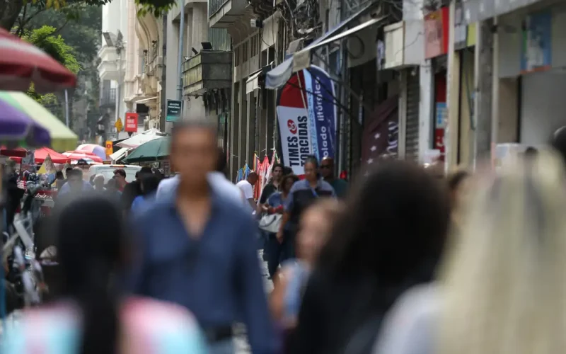 Desigualdade Salarial Alarmante: Pretos no Brasil Ganham 55% Menos que Brancos, Revela IBGE