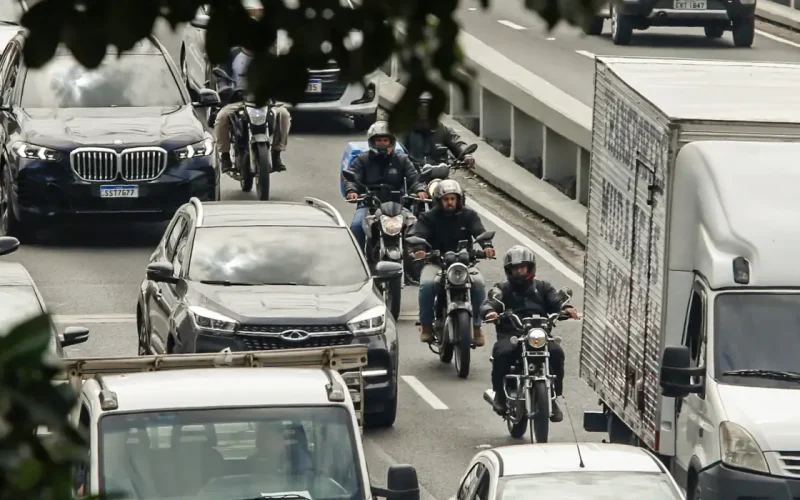 Autônomos no Brasil: Jornadas Exaustivas Revelam Desafios Econômicos e Sociais Profundos