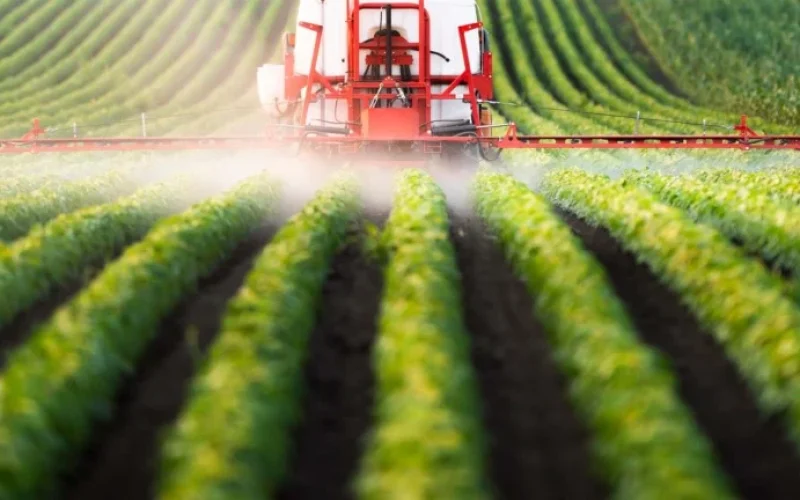 Guerra no Oriente Médio eleva preços de defensivos agrícolas em até 40%, impactando custo e estoque para o produtor rural brasileiro