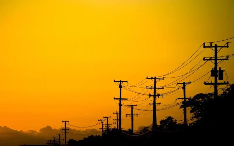 Preços de Energia Disparam nos EUA: Data Centers Sob Fogo Cruzado por Aumento de 76% em Rede Gigante