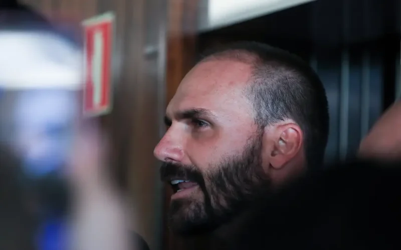 Eduardo Bolsonaro Admite Captação de US$ 50 Mil para Filme do Pai: Entenda as Mudanças de Versão e Implicações Financeiras