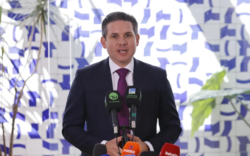 Fim da Escala 6x1: Hugo Motta Busca Convergência na Câmara para Mudança Histórica no Jornalismo Brasileiro