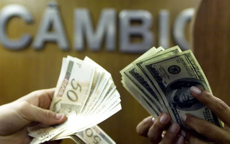 Dólar Abaixo de R$ 5: Trump Ameaça o Irã, Mercado Respira e Real Ganha Força