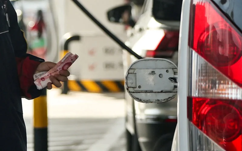 Crise de Combustíveis: Como EUA, China, Índia e Europa Lutam Contra Alta de Preços Pós-Guerra
