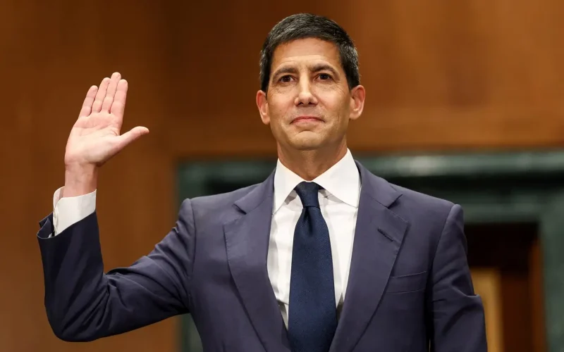Kevin Warsh assume Fed e mercados buscam rumos: Relatório fiscal, Datafolha e agenda de Lula em foco hoje
