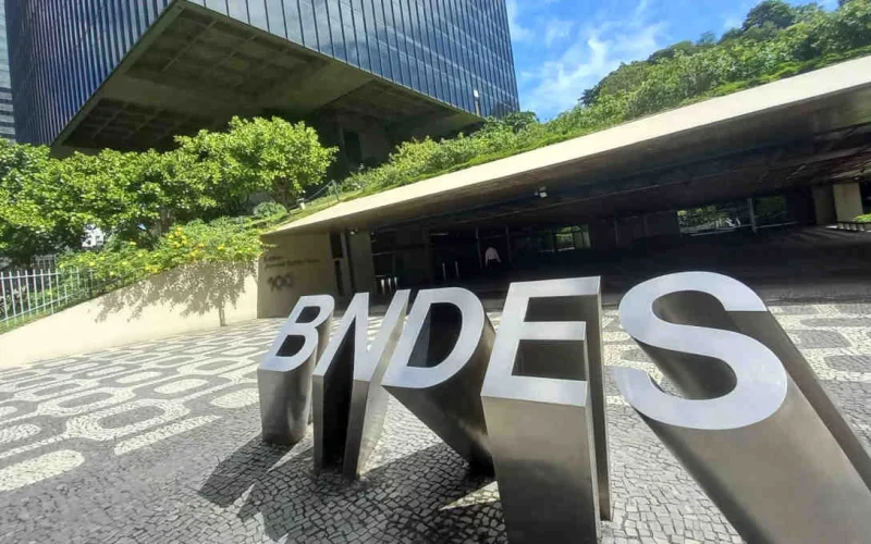 BNDES Acelera Desinvestimentos: Venda de Ações da Petrobras e Axia Pode Render Bilhões e Impulsionar Novas Fronteiras de Investimento