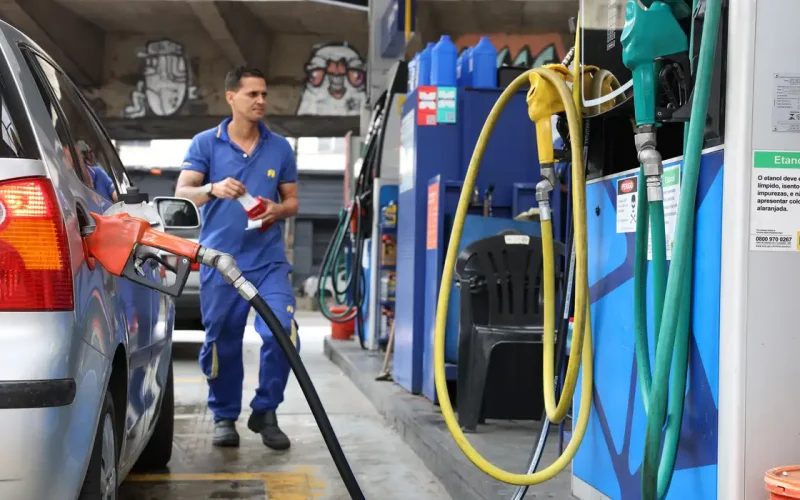 Gasolina Mais Barata? Governo Anuncia Subvenção de R$ 0,44 por Litro em Resposta à Crise Internacional
