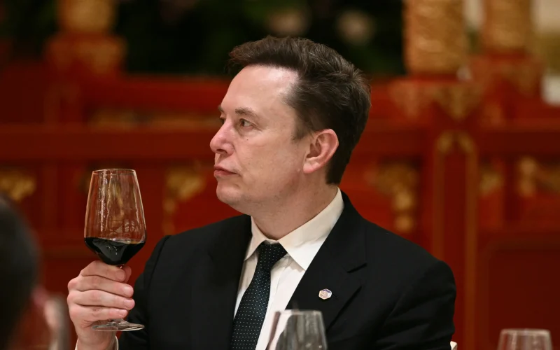 Elon Musk Abandona Energia Solar Terrestre? A Revolução AI e o Retorno aos Combustíveis Fósseis