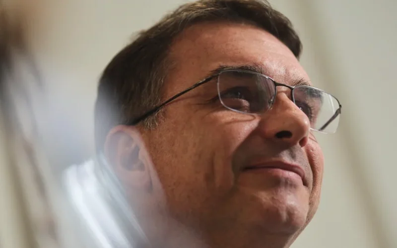 Flávio Bolsonaro encontra Trump: Prestígio brasileiro em jogo e alternativa a Lula ganha força nos EUA