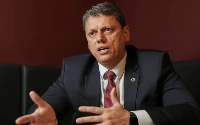 Tarcísio de Freitas Pede Explicações a Flávio Bolsonaro em Meio a Escândalo do Banco Master: O Que Isso Significa para o Cenário Eleitoral?
