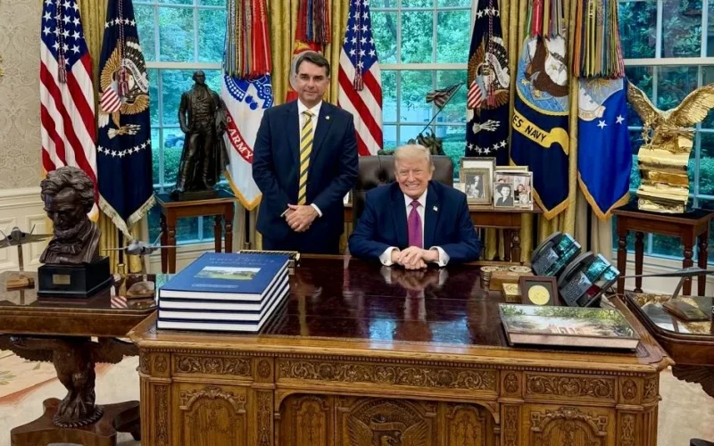 Flávio Bolsonaro e Trump: Foto na Casa Branca e os Efeitos da Imagem na Política e nos Mercados