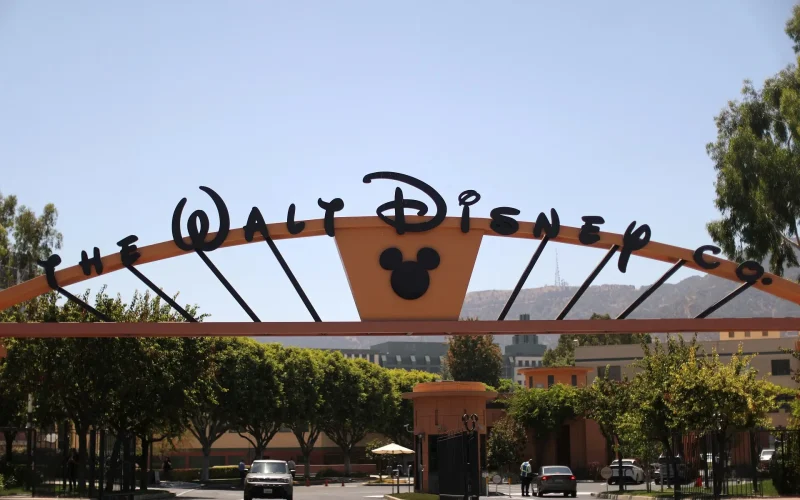 Intercâmbio na Disney: Precisa Declarar Dinheiro Recebido no Exterior no Imposto de Renda 2026?