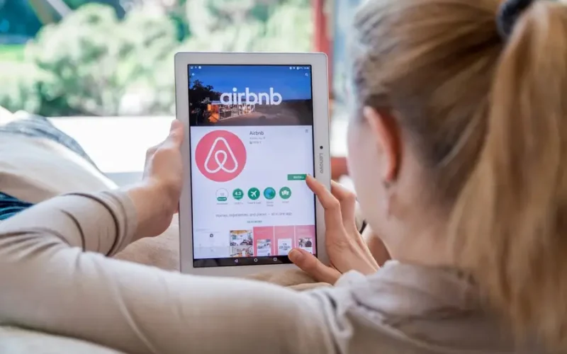 Airbnb Vira Super App de Viagens: De Acomodações a Carros e Experiências, O Que Muda Para Seus Investimentos?