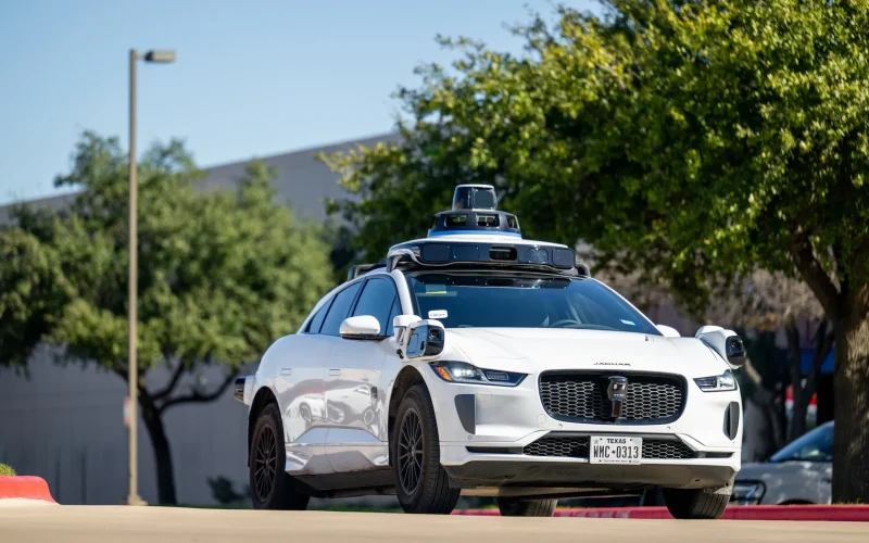 Waymo Lidera Corrida de Veículos Autônomos no Texas com Quase 600 Unidades Registradas; Tesla Fica para Trás