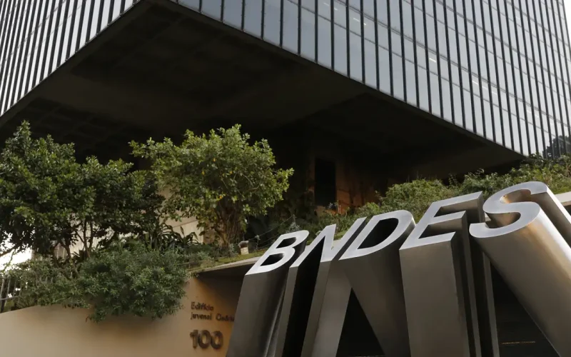 BNDES libera R$ 21 bilhões em financiamentos para renovar frota de caminhões e ônibus no Brasil