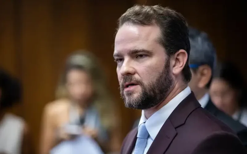 Durigan Alerta: Decisão dos EUA sobre Pix pode prejudicar famílias e negócios brasileiros, comparando a tarifação imposta anteriormente.