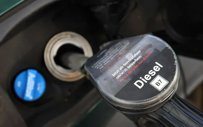 Diesel Cai Quase 1% e Gasolina Recua: O Que Isso Significa Para Seu Bolso e o Mercado em Maio?
