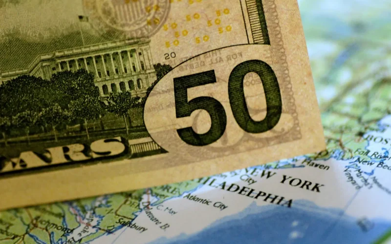 Super-Ricos Reviram Carteiras: Dólar em Xeque, IA em Alta e Apostas em Emergentes