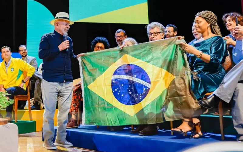 Lula Incita Esquerda a Adotar Verde e Amarelo: Um Sinal de Mudança Política e Cultural no Brasil?