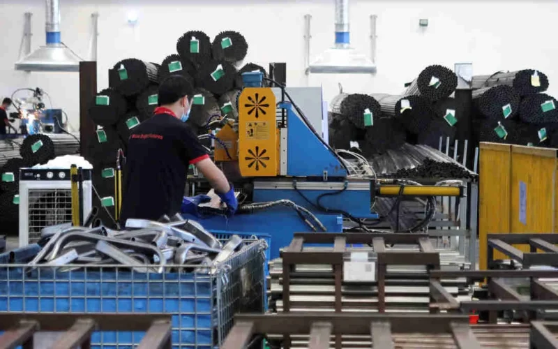 Atividade Industrial da China Estagna em Maio: Demanda Fraca e Custos em Alta Preocupam Investidores Globais