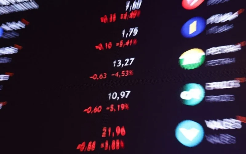 Ibovespa em Queda Livre Pela 5ª Sessão: Tensões EUA-Irã e Dólar em Baixa Agitam o Mercado Brasileiro
