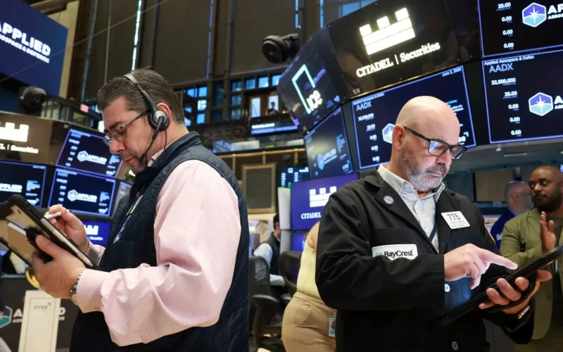 Dow Jones Dispara para Recorde Histórico e S&P 500 Sobe; Nasdaq Recua com Venda de Ações de Chips e Sombra da IA