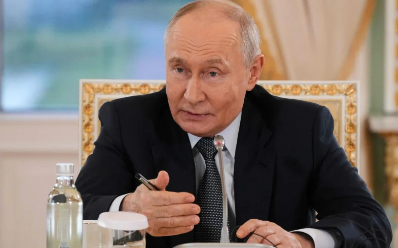Putin abre porta para paz com Trump, mas exige concessões de Kiev; Ucrânia propõe encontro direto