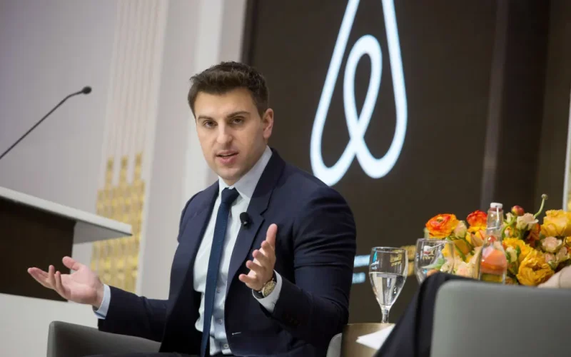 Brian Chesky do Airbnb: CEO se lança em nova empreitada de IA, desafiando gigantes e mentores