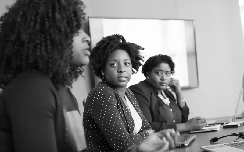 Desemprego de Mulheres Negras Jovens Atinge 24,7%: Um Alerta Urgente para o Mercado de Trabalho Brasileiro