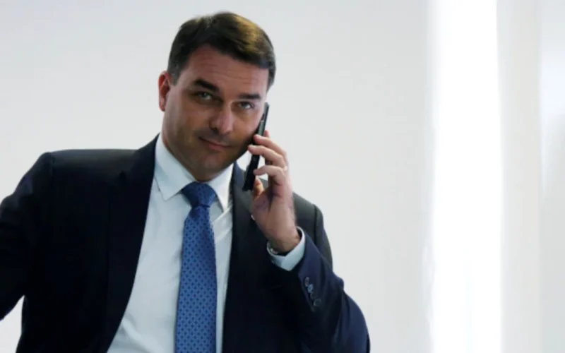 Flávio Bolsonaro Pede Suspeição de Moraes no STF: Caso Master e Relações com Banco em Foco