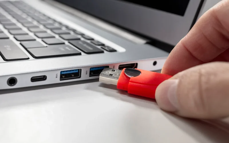 Golpe Inovador: Hackers Enviam Falsos Técnicos de TI para Roubar Dados de Empresas Presencialmente