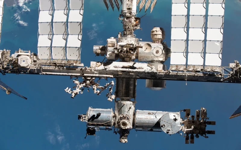 Astronautas da ISS em 'Abrigo' de Emergência: Vazamentos Preocupam e Custos da Estação Espacial Aumentam